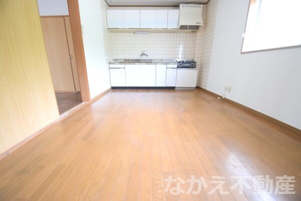 居室(こちらの居間で趣味の時間をお楽しみください)