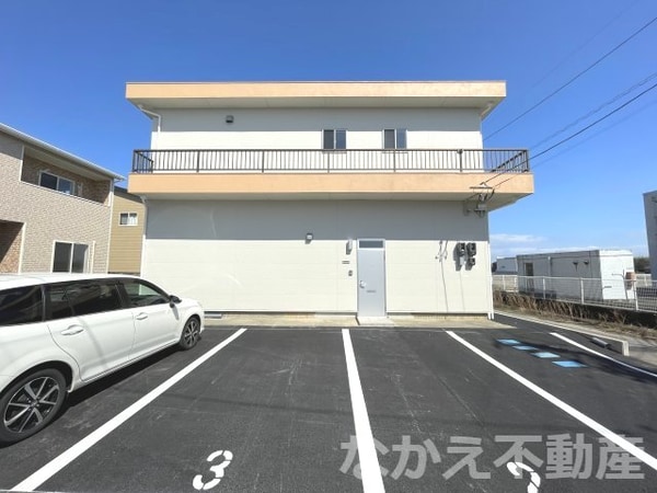 駐車場(車をお持ちの方に嬉しい駐車場付きの物件です)