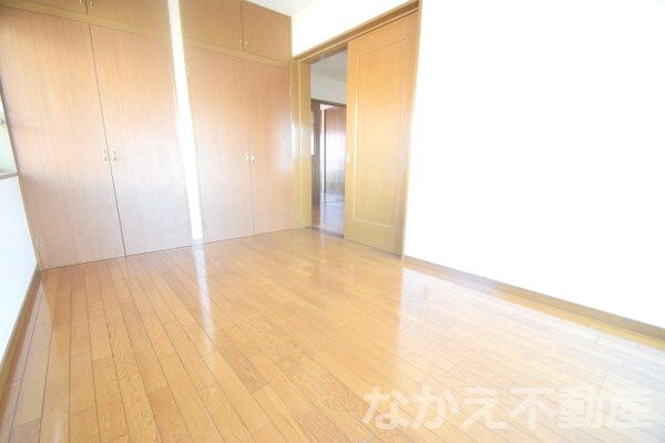 寝室(落ち着いた色調の寝室です)