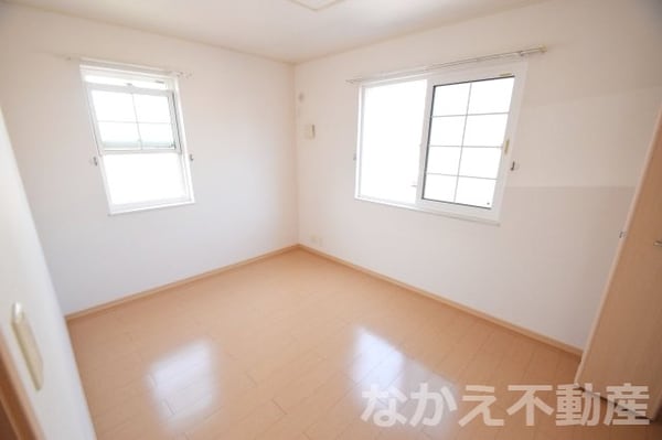 寝室(落ち着いて過ごせるお部屋なので、寝室にいかがでしょうか)