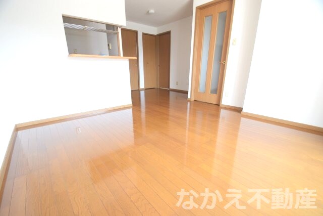 物件内観写真2　(こちらの居間で趣味の時間をお楽しみください)