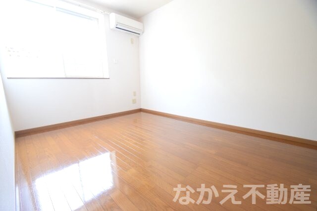 物件内観写真3　(明るい洋室です)