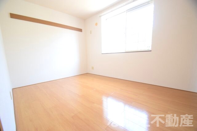 物件内観写真13　(落ち着いた色調の寝室です)