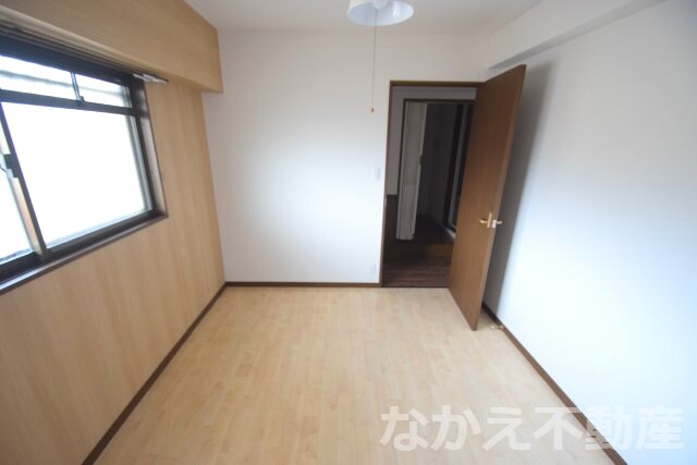 物件内観写真15　(落ち着いた色調の寝室です)