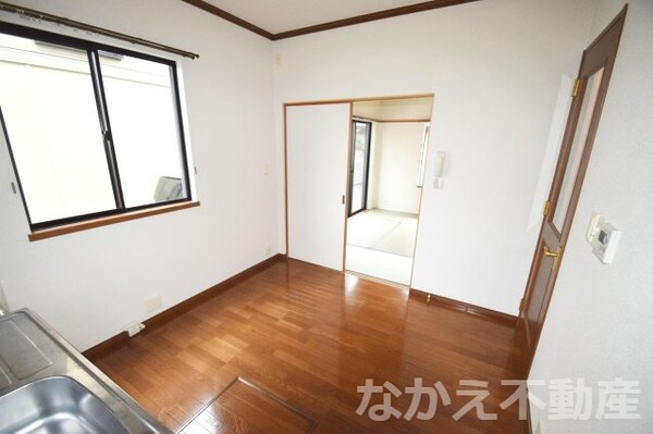 居室(こちらの居間で趣味の時間をお楽しみください)