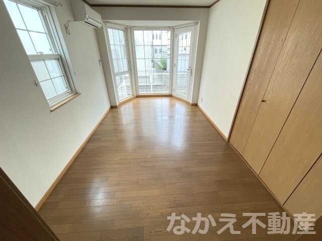 物件内観写真4　(開放的な寝室です)