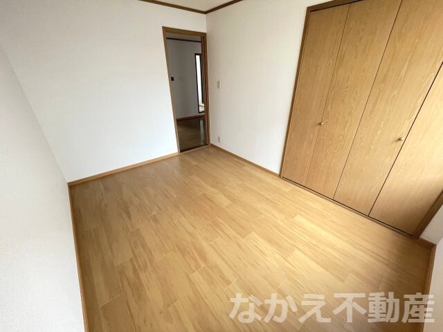 物件内観写真15　(落ち着いた色調の寝室です)