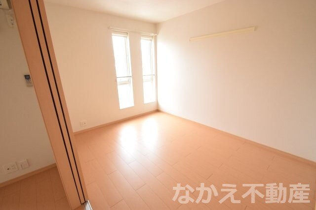 物件内観写真5　(こちらのリビングで趣味の時間をお楽しみください)