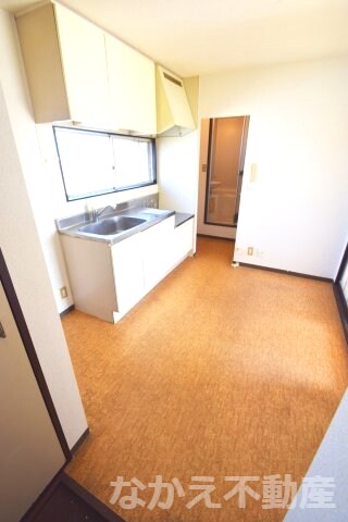 物件内観写真2　(使い勝手のいい洋室です)