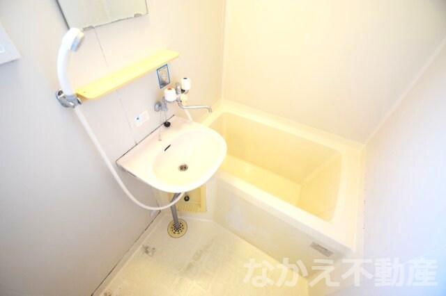 物件内観写真5　(日々の疲れを癒すお風呂付です)