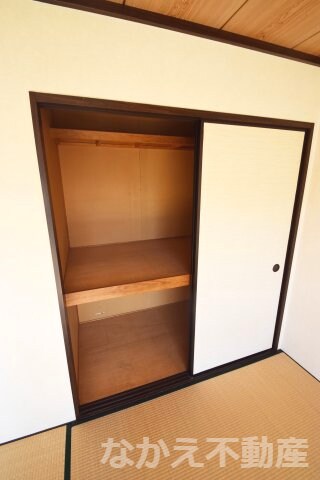 物件内観写真9　(たっぷりとした収納スペースです)