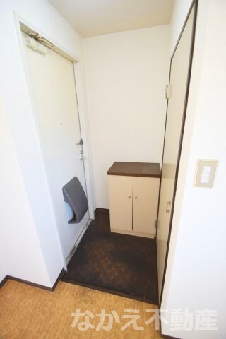 物件内観写真10　(収納もある玄関です)