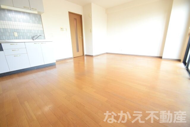 物件内観写真2　(ゆったりとした居間です)