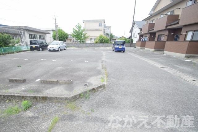 物件外観写真2　(駐車スペースもあります)