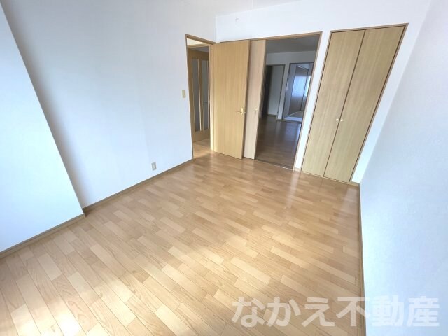 物件内観写真5　(広くて明るい寝室)