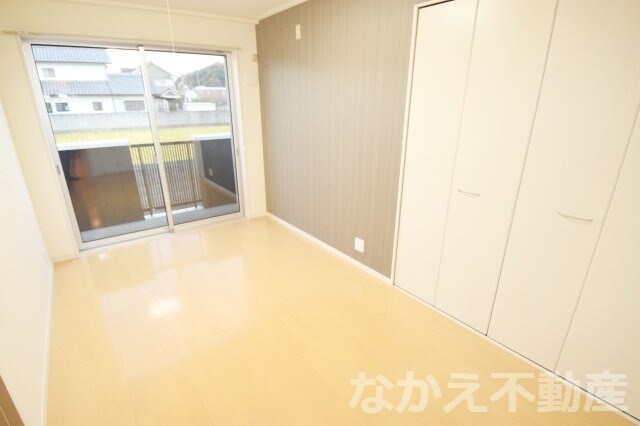 物件内観写真3　(広くて明るい寝室)