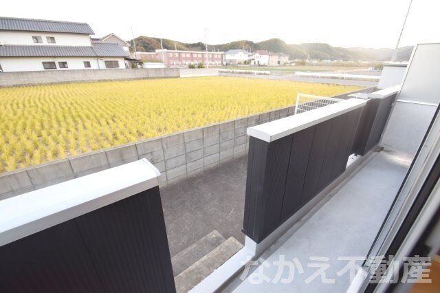 物件内観写真11　(開放的で明るい空間を演出してくれるバルコニーです)