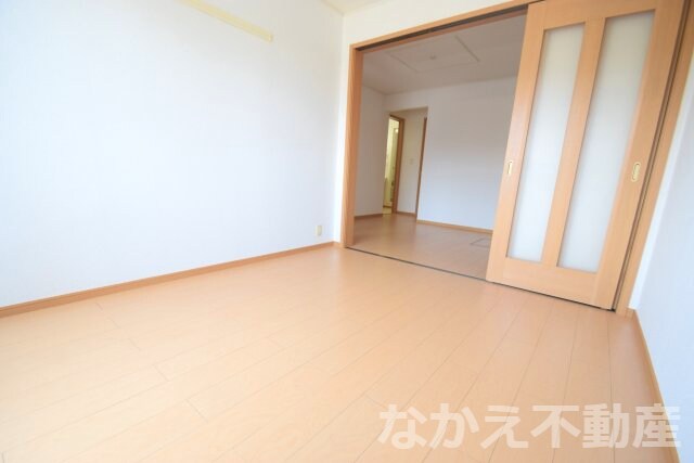 物件内観写真14　(広くて明るい寝室)