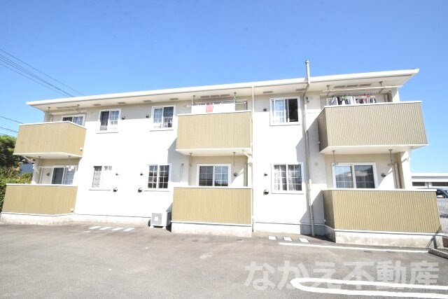 物件外観写真1　(外観は落ち着いています)