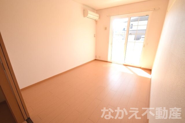 物件内観写真3　(開放的な寝室です)