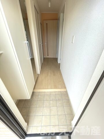 物件内観写真11　(ゆったりとした玄関です)