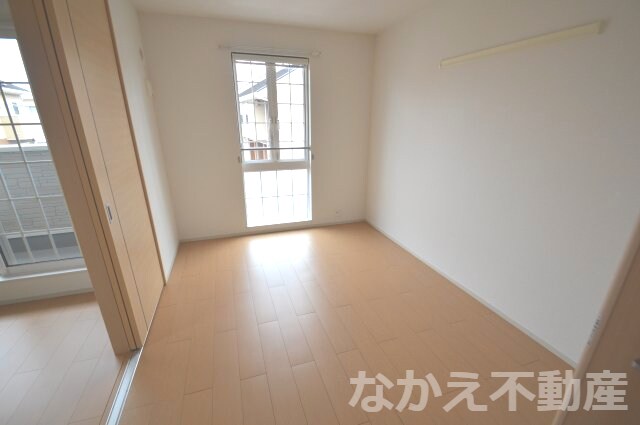 物件内観写真14　(開放的な寝室です)