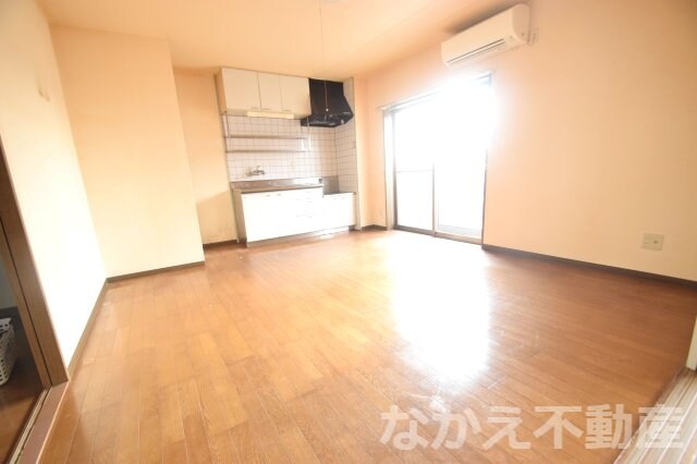 物件内観写真3　(こちらのリビングで趣味の時間をお楽しみください)