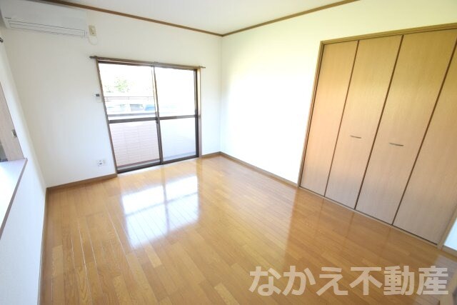 物件内観写真2　(こちらの居間で趣味の時間をお楽しみください)