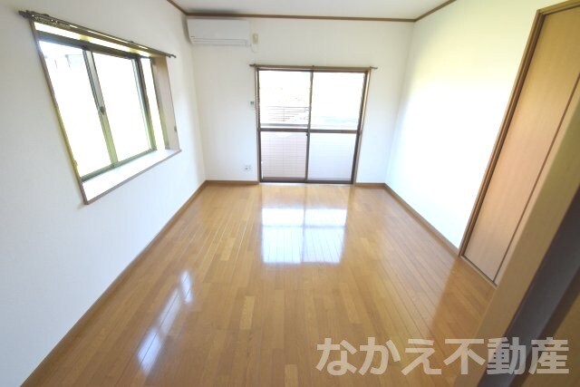 物件内観写真4　(広くて明るい寝室)