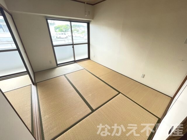 物件内観写真5　(広くて明るい寝室)