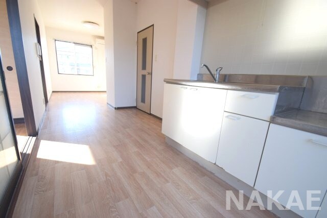 物件内観写真3　(こちらの居間で趣味の時間をお楽しみください)