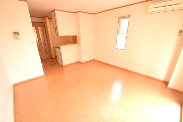 物件内観写真4　(ゆったりとした居間です)