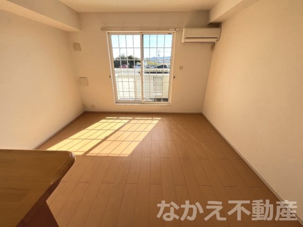 居室(こちらのリビングで趣味の時間をお楽しみください)