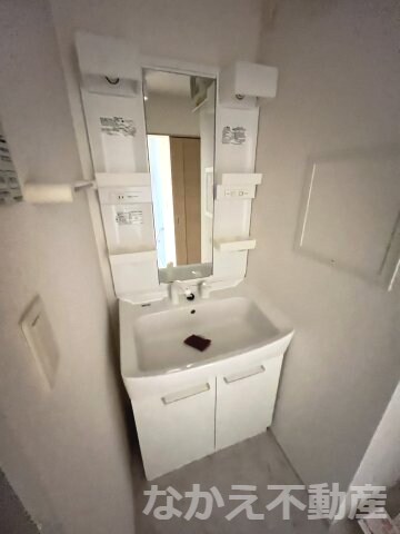 物件内観写真8　(明るい洗面所です)