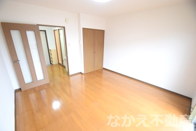 物件内観写真4　(明るい洋室です)