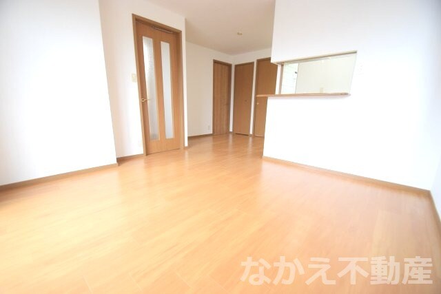 物件内観写真2　(広々とした洋室です)