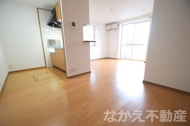 物件内観写真3　(こちらのリビングで趣味の時間をお楽しみください)