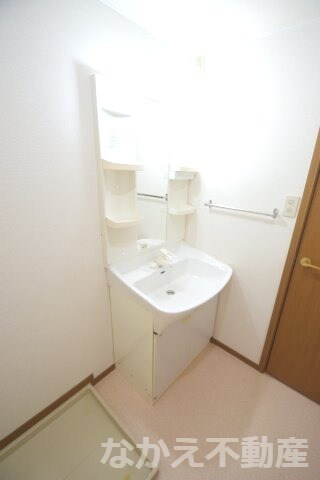 物件内観写真8　(コンパクトで使いやすい洗面所)