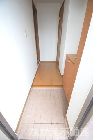 物件内観写真9　(ゆったりとした玄関です)