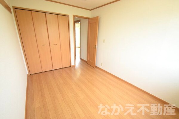 寝室(落ち着いて過ごせるお部屋なので、寝室にいかがでしょうか)