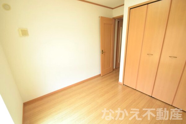 寝室(落ち着いて過ごせるお部屋なので、寝室にいかがでしょうか)