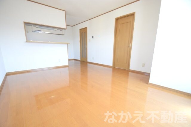 物件内観写真2　(ゆったりとした居間です)