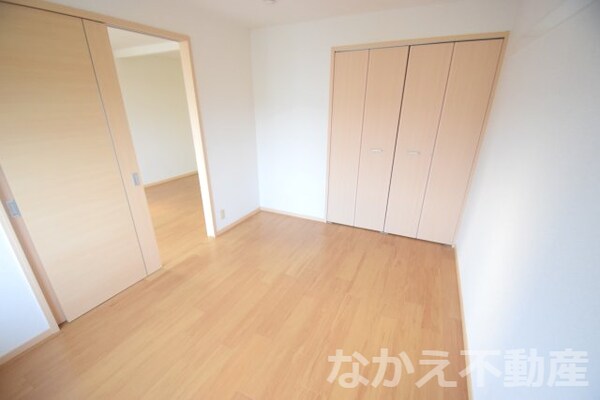 寝室(落ち着いた色調の寝室です)