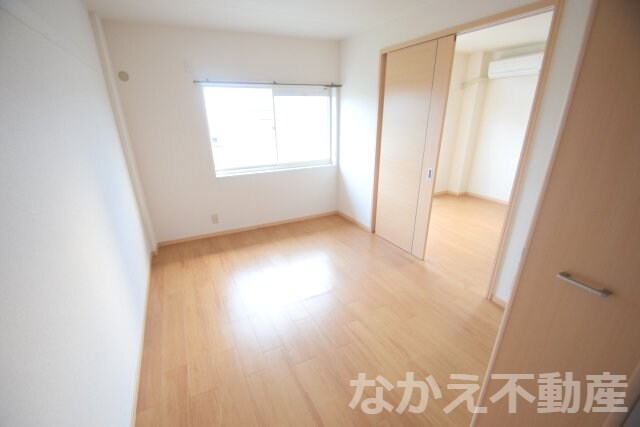 物件内観写真5　(広くて明るい寝室)