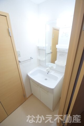 物件内観写真7　(明るい洗面所です)
