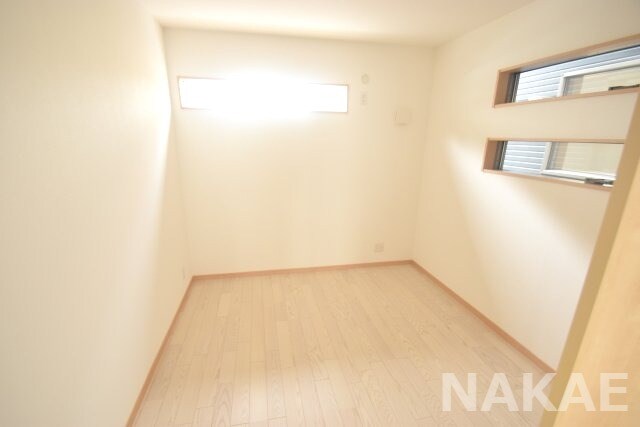 物件内観写真4　(落ち着いた色調の寝室です)