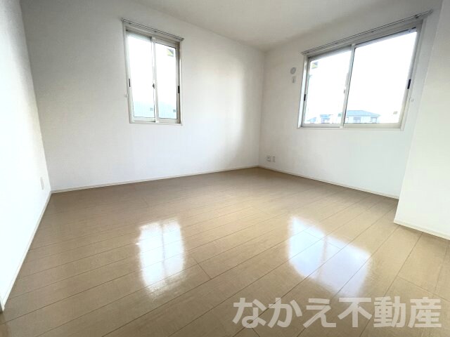 物件内観写真5　(落ち着いた色調の寝室です)