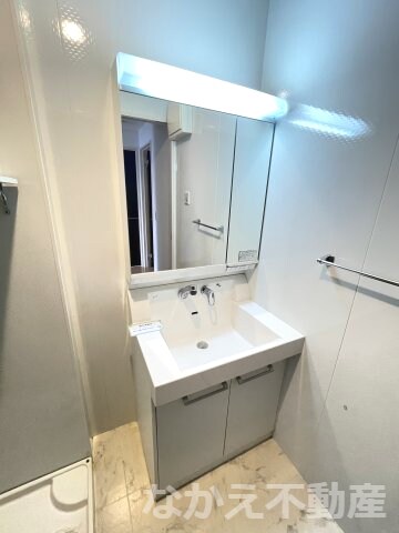 物件内観写真9　(広い洗面スペース)
