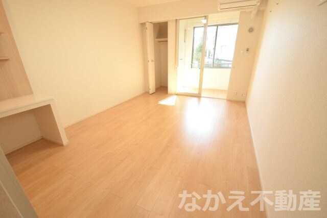 物件内観写真2　(こちらの居間で趣味の時間をお楽しみください)