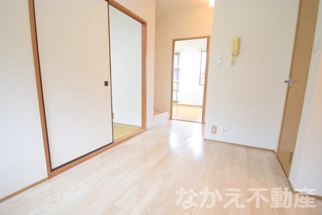 物件内観写真4　(こちらの居間で趣味の時間をお楽しみください)